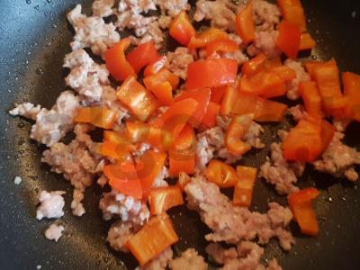 Skani kiaušinienė su faršu, saldžiuoju pipiru ir krapais Žingsnis 2