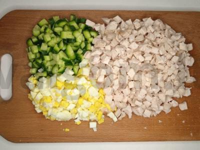 Lengvas salotas su vištiena ir marinuotais grybais Žingsnis 1