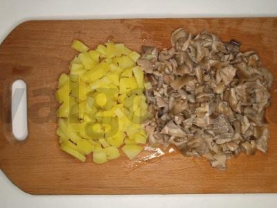 Lengvas salotas su vištiena ir marinuotais grybais Žingsnis 2