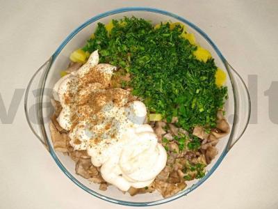 Lengvas salotas su vištiena ir marinuotais grybais Žingsnis 4