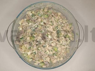 Lengvas salotas su vištiena ir marinuotais grybais pagrindine nuotrauka