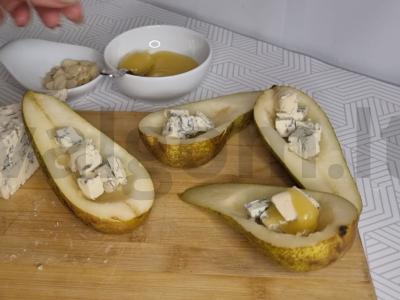 Keptos kriaušės su migdolų drožlėmis ir dorblu sūriu Žingsnis 2