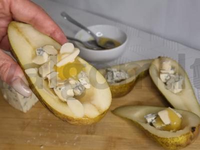 Keptos kriaušės su migdolų drožlėmis ir dorblu sūriu Žingsnis 3