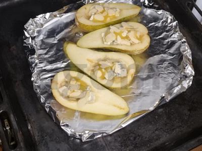 Keptos kriaušės su migdolų drožlėmis ir dorblu sūriu Žingsnis 4