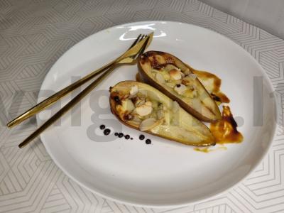 Keptos kriaušės su migdolų drožlėmis ir dorblu sūriu pagrindine nuotrauka