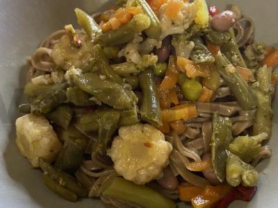 Udon su daržovių troškiniu pagrindine nuotrauka