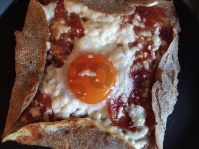 Galetai su sūrio dešra, kiaušiniu ir sūriu Žingsnis 7