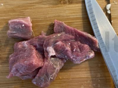 Daržovių troškinys su jautiena, žaliąja pupelių ir žiediniais kopūstais Žingsnis 1