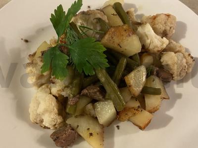 Daržovių troškinys su jautiena, žaliąja pupelių ir žiediniais kopūstais pagrindine nuotrauka