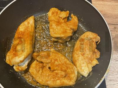 Švelni vištienos krūtinėlė su paprika pagrindine nuotrauka