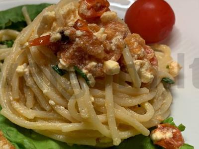 Makaronai su feta sūriu ir vyšniniais pomidorais pagrindine nuotrauka