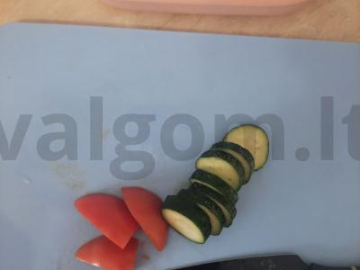 Karštas šuo su pomidoru, agurku ir korėjietiška morkų salotomis Žingsnis 2