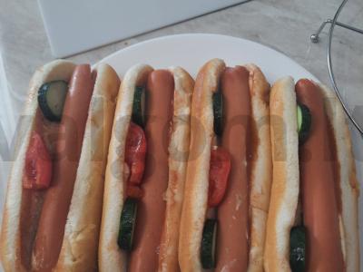 Karštas šuo su pomidoru, agurku ir korėjietiška morkų salotomis Žingsnis 4