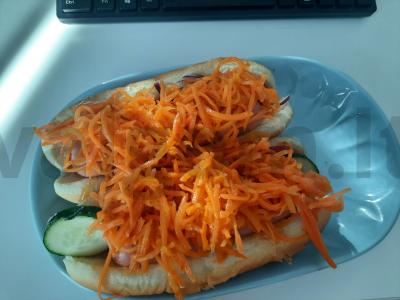 Karštas šuo su pomidoru, agurku ir korėjietiška morkų salotomis Žingsnis 5