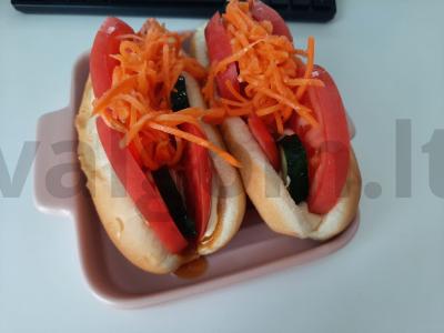 Karštas šuo su pomidoru, agurku ir korėjietiška morkų salotomis pagrindine nuotrauka