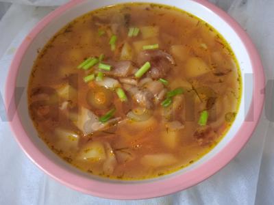 Vištienos sriuba su keptomis pievagrybiais pagrindine nuotrauka