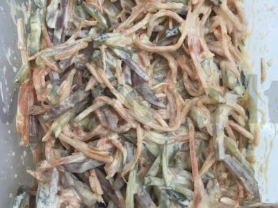 Salotos su korėjietiška morkų ir rūkytos dešros pagrindine nuotrauka