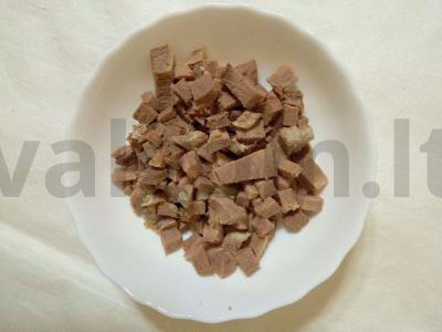 Daugiasluoksnis salotas iš virto liežuvio ir daržovių su majonezu Žingsnis 1