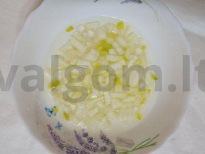 Daugiasluoksnis salotas iš virto liežuvio ir daržovių su majonezu Žingsnis 2
