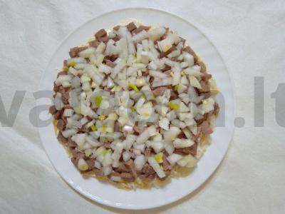 Daugiasluoksnis salotas iš virto liežuvio ir daržovių su majonezu Žingsnis 3