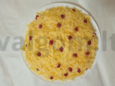 Daugiasluoksnis salotas iš virto liežuvio ir daržovių su majonezu pagrindine nuotrauka