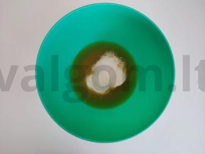 Greitas kišas su konservuota sardinė ir grietinės užpilu Žingsnis 1