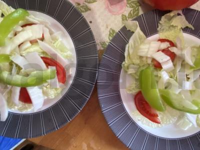 Graikiškas salotas su Pekino kopūstu ant mačoni pagrindo Žingsnis 3