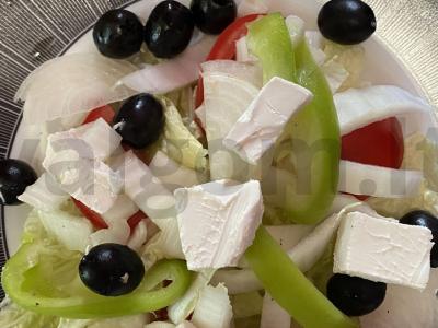 Graikiškas salotas su Pekino kopūstu ant mačoni pagrindo pagrindine nuotrauka