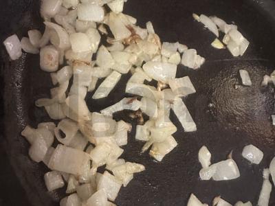 Grybai su sūriu ir grietinėlės padažu keptuvėje Žingsnis 2