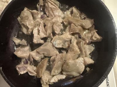 Grybai su sūriu ir grietinėlės padažu keptuvėje Žingsnis 3