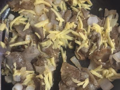 Grybai su sūriu ir grietinėlės padažu keptuvėje Žingsnis 4