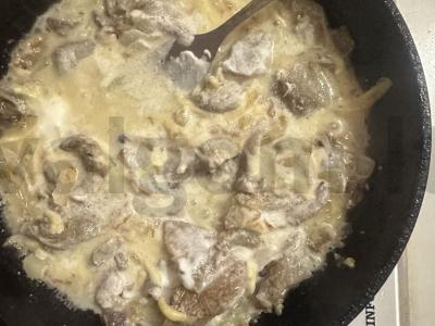 Grybai su sūriu ir grietinėlės padažu keptuvėje Žingsnis 5