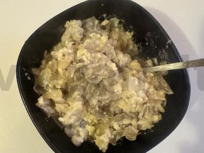 Grybai su sūriu ir grietinėlės padažu keptuvėje pagrindine nuotrauka