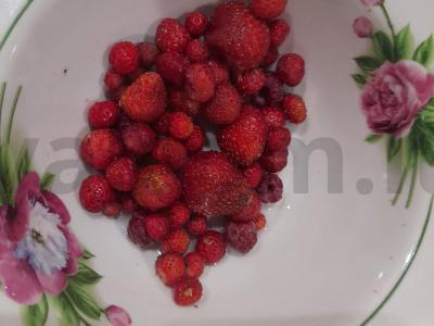 Atgaivinantis kokteilis iš ananasų sulčių, braškių ir bananų Žingsnis 1