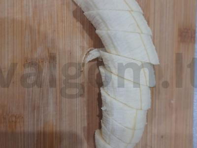 Atgaivinantis kokteilis iš ananasų sulčių, braškių ir bananų Žingsnis 2