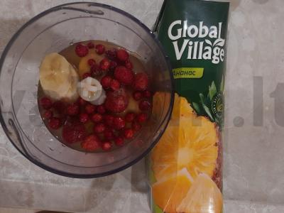 Atgaivinantis kokteilis iš ananasų sulčių, braškių ir bananų Žingsnis 3