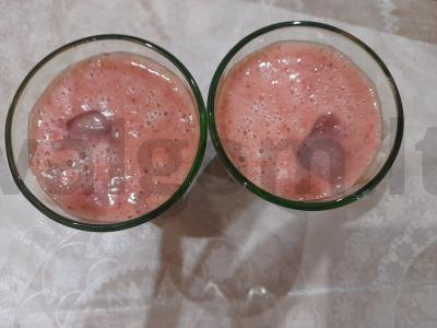 Atgaivinantis kokteilis iš ananasų sulčių, braškių ir bananų pagrindine nuotrauka