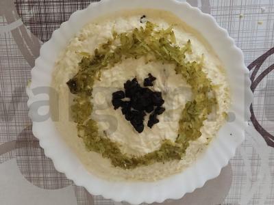 Salotas „Lizdas“ su džiovintais abrikosais pagrindine nuotrauka