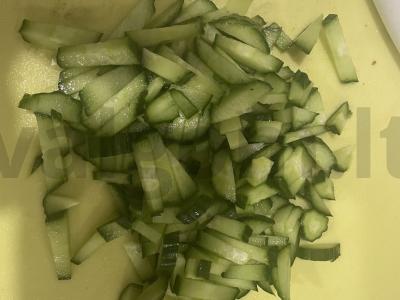 Salotos su kukurūzais ir rūkytomis vištienos krūtinėlėmis Žingsnis 1