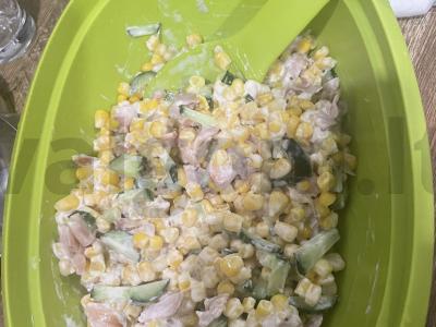 Salotos su kukurūzais ir rūkytomis vištienos krūtinėlėmis pagrindine nuotrauka