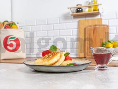 Purūs blynai su kefyru ir kiaušiniais pagrindine nuotrauka