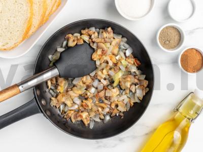 Smulkintos vištienos kotletai su grybais ir baziliku Žingsnis 1