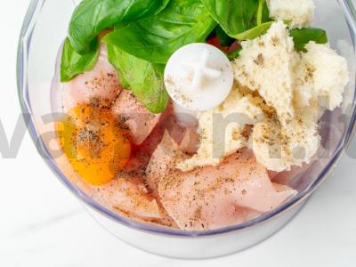 Smulkintos vištienos kotletai su grybais ir baziliku Žingsnis 2