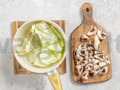 Bavarijos dešrelės su kopūstų ir grybų garnyru Žingsnis 1