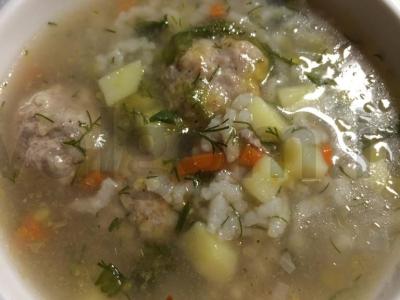 Sriuba su ryžiais ir jautienos kotletais pagrindine nuotrauka