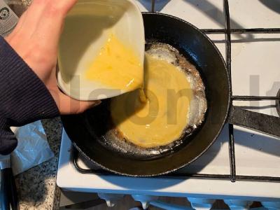 Kiaušiniai su brie sūriu ant tostų Žingsnis 2