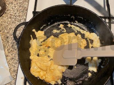 Kiaušiniai su brie sūriu ant tostų Žingsnis 3