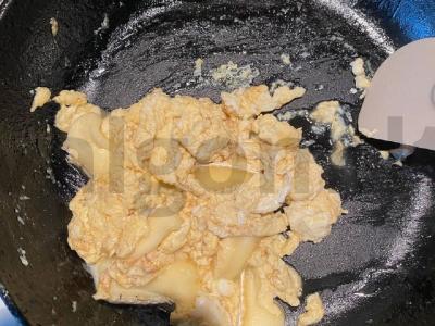 Kiaušiniai su brie sūriu ant tostų Žingsnis 4