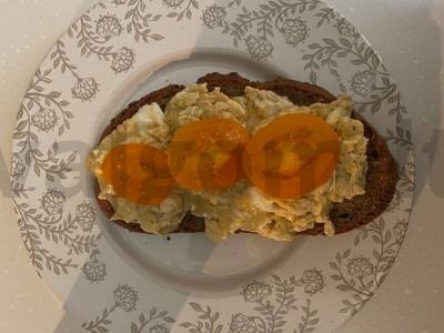 Kiaušiniai su brie sūriu ant tostų pagrindine nuotrauka