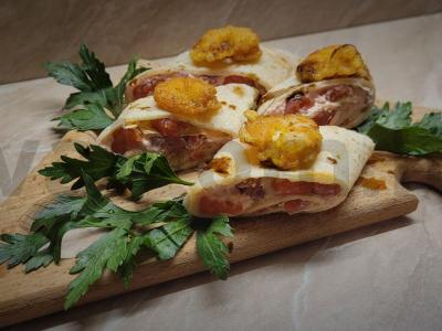 Jūros ritinėliai su jūros gėrybių įdaru pagrindine nuotrauka